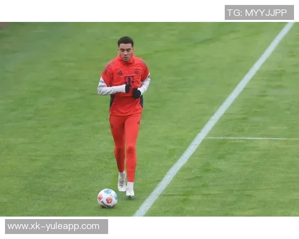 穆西亚拉即将回归拜仁合练今日进行单独训练状态良好